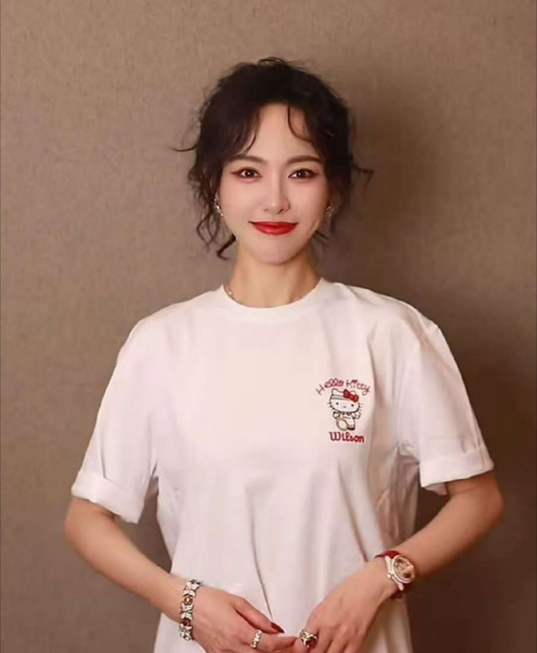 这么御姐的造型，还戴着高珠，配上我们Kitty哈哈哈哈哈简直戳我萌点唐嫣你好萌(