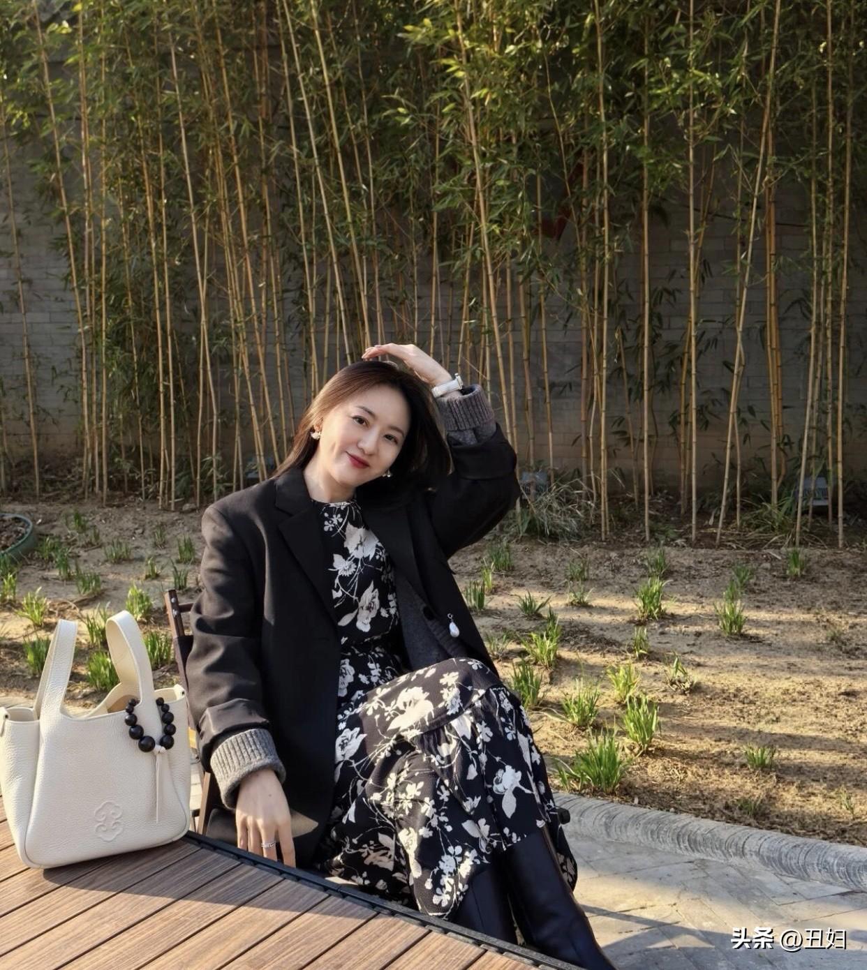 面料也很关键，真丝、羊绒、棉麻自带质感，投资一件好材质胜过十件快时尚。合身比时髦