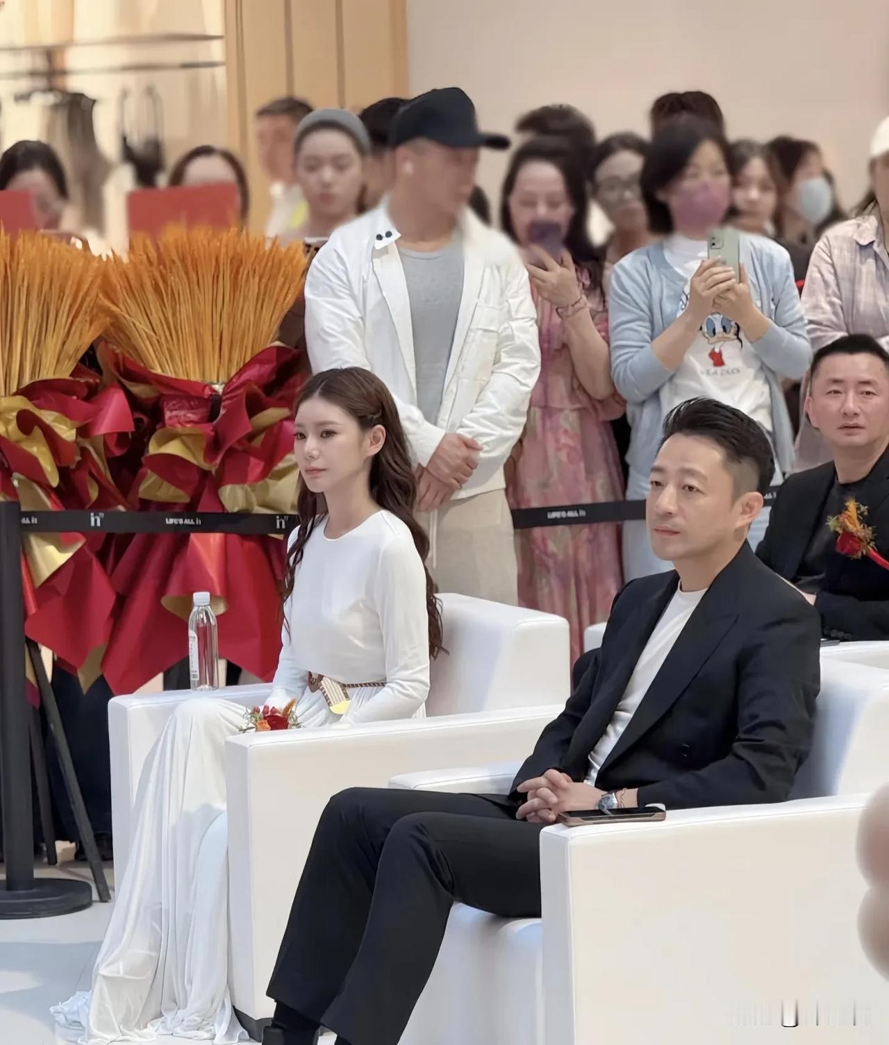 汪小菲很爱马筱梅，所以他不会在乎马筱梅的过去的，虽然有些粉丝替大S鸣不平。

但