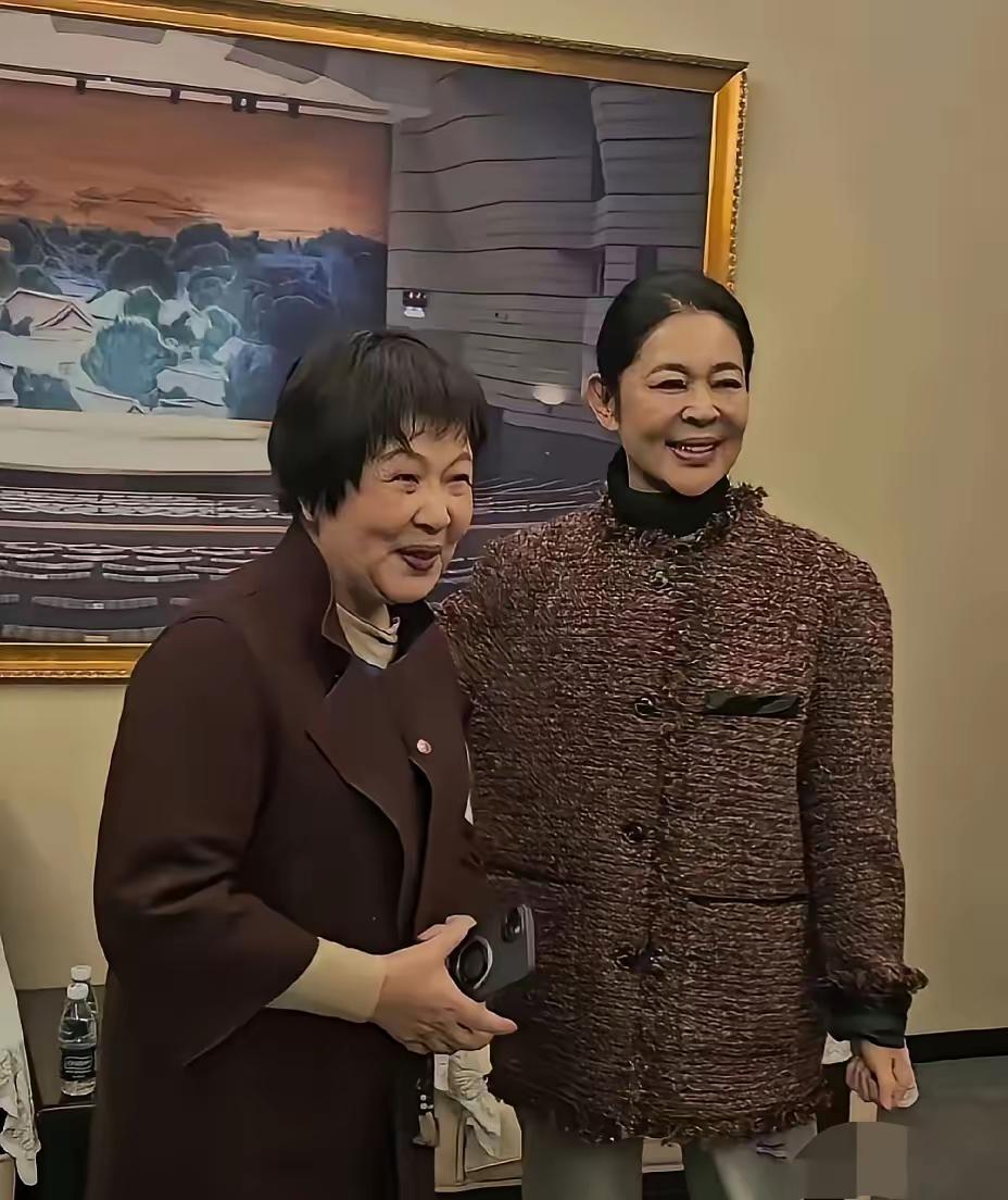 倪萍[玫瑰]
刘璐[玫瑰]
2025年合影