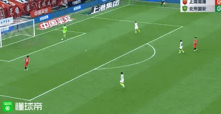 国足主力门将颜骏凌超级巨大失误！在中超上海海港对阵北京国安的比赛中，有“射正亡”