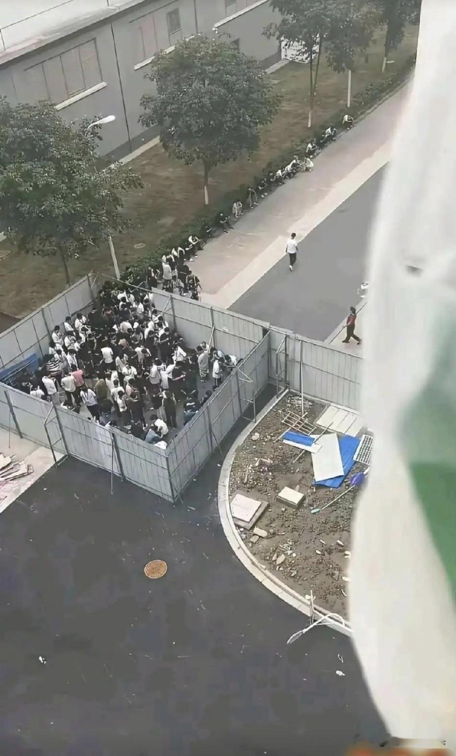 这吸烟区的设计真的是绝了，大家都拥挤在这么狭窄的区域，去那里吸烟的人估计已经吸到