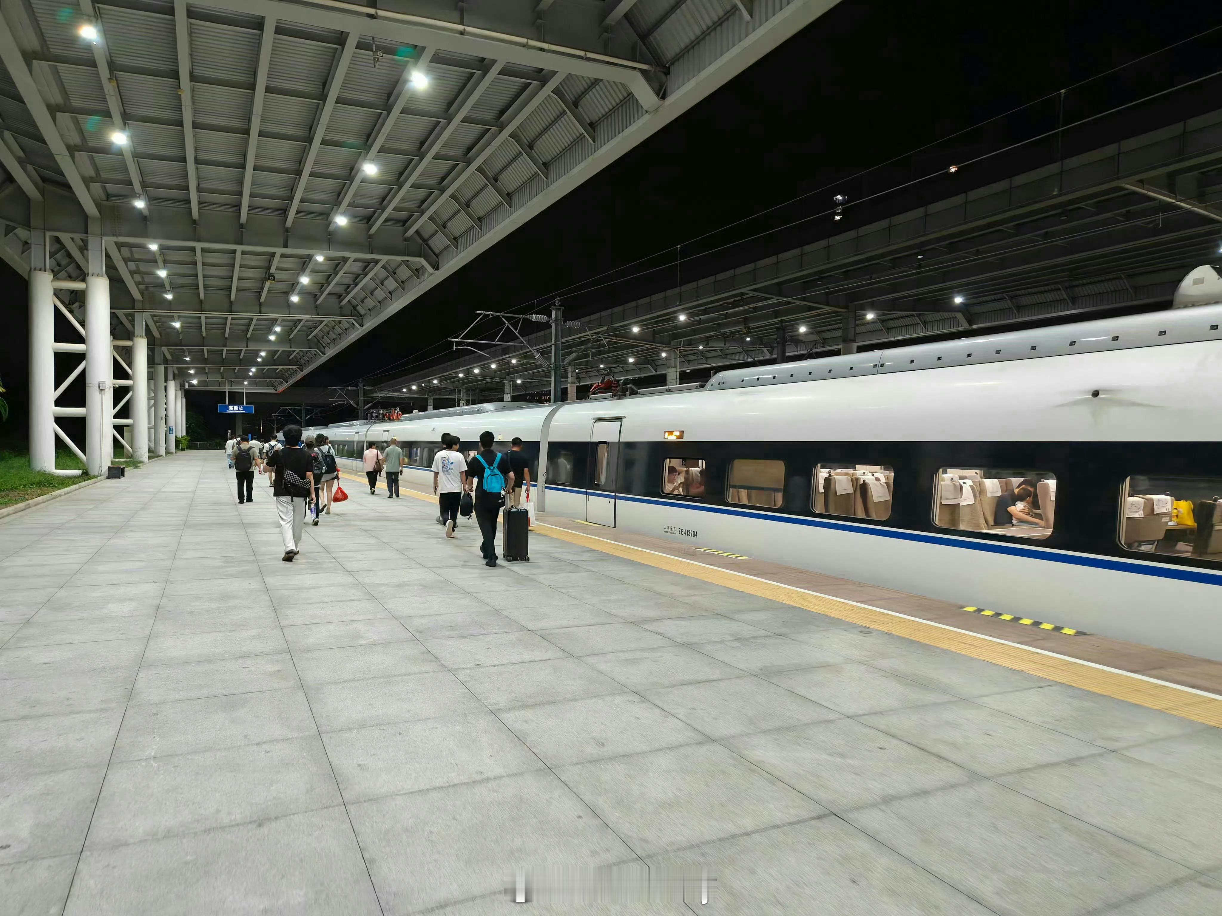 真离谱啊，这个应该跟飞机起飞前临时换飞机导致座位变更一样，也算是巧合吧，不过现在