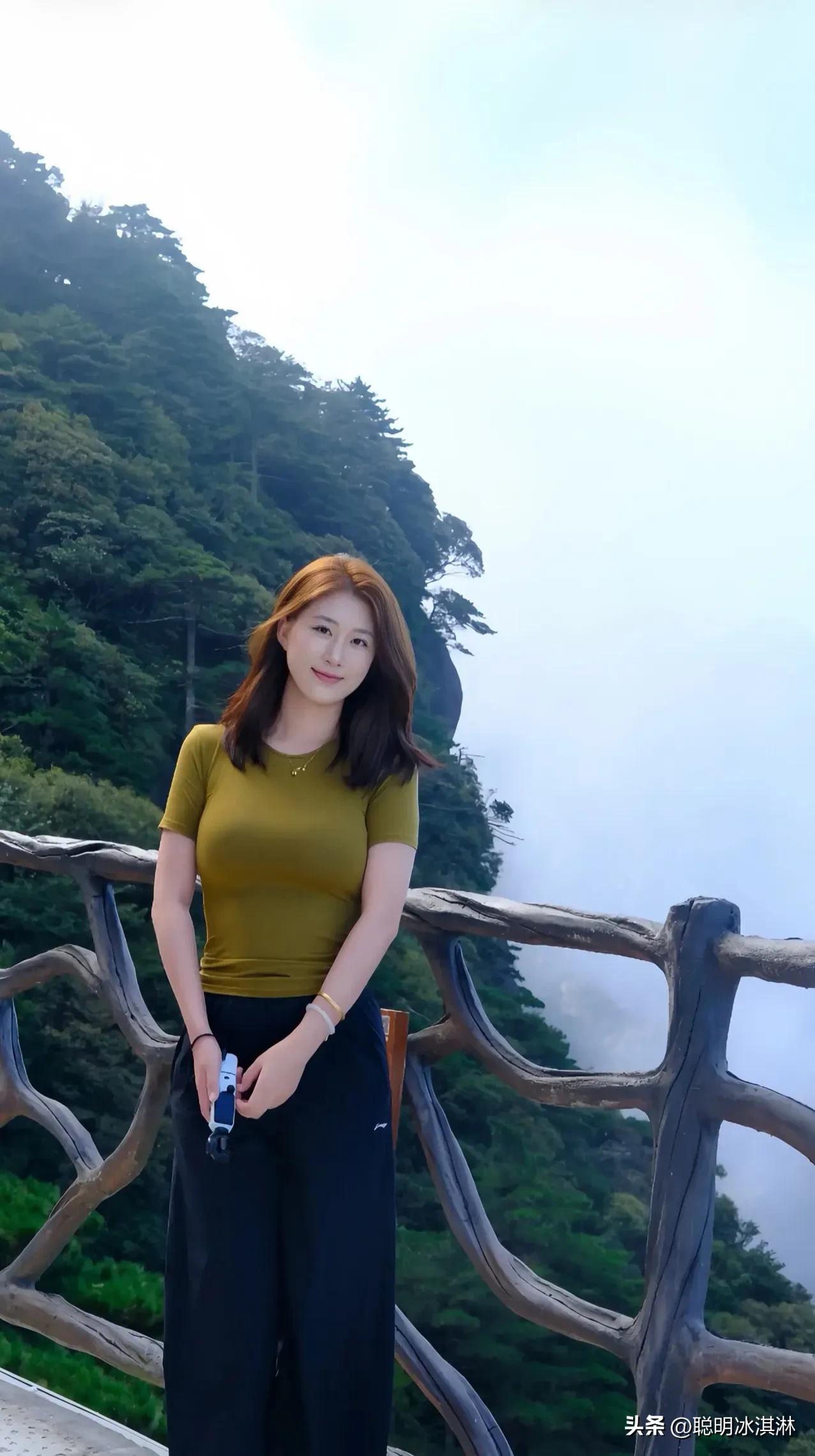 山顶的风景，
藏着成熟女生的底气  
云雾缭绕处，是步履坚定的身影  
风扬起长