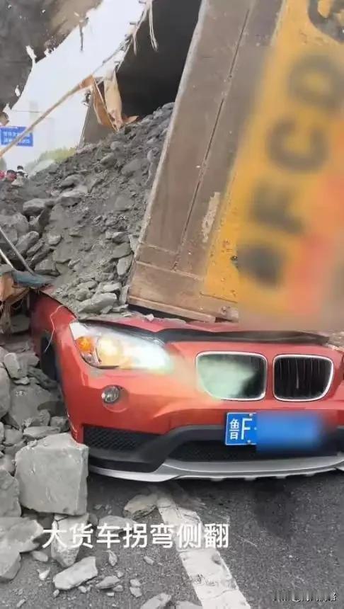 烟台渣土车发生侧翻，宝马车直接被压扁，群众徒手搬石头救人！画面让我看哭！

20