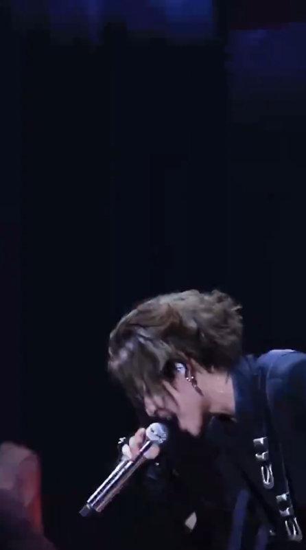 小鬼音乐节开口秒变蹦迪现场 小鬼在音乐节开唱，新歌一响全场沸腾，蹦迪氛围拉满，这