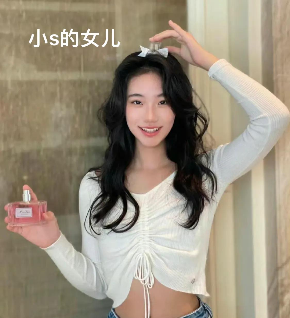 不同的明星家庭培养出的孩子，各有不同，从气质和穿着打扮，就可以看出父母平时教育的