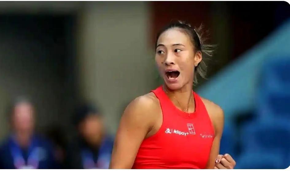 打法硬朗比拼  全力以赴鏖战

2026年中网女单第四轮比赛今晚由中国选手郑钦文