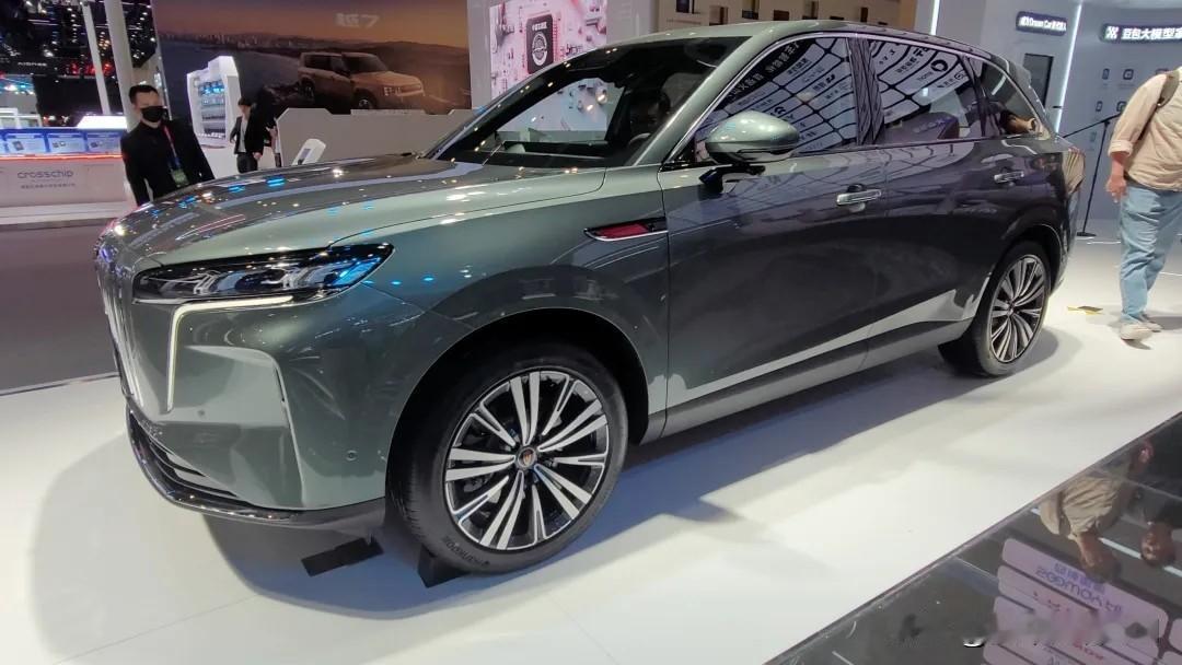 深耕智能家居领域的追觅，惊喜登陆车展展台，不走常规造车路线，反而摆放智能机器人展