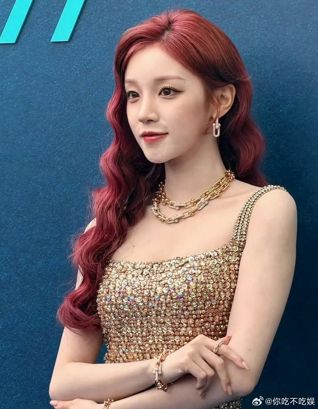 宋雨琦这怼脸镜头怎么有一点小胡子 