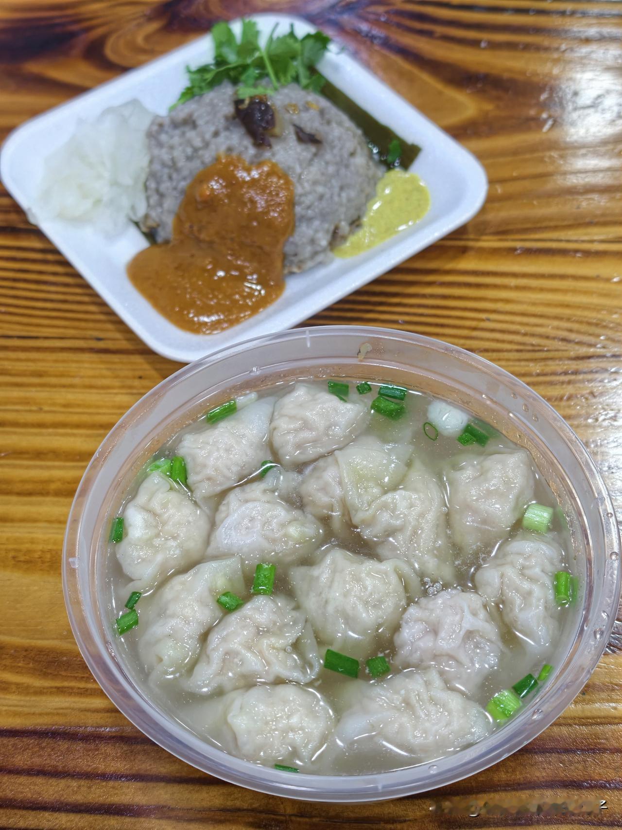 经常刷到她们家老板的视频，激起了强烈的好奇心。作为一个扁食脑袋，立志吃遍厦门扁食