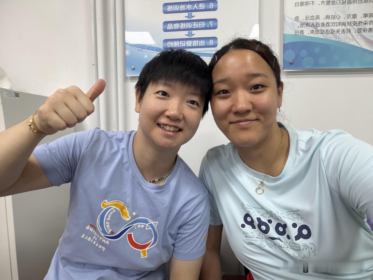 运动员孙铭阳晒出与好朋友的多张生活合照，孙颖莎、何卓佳、王艺迪等队友都在其中。名
