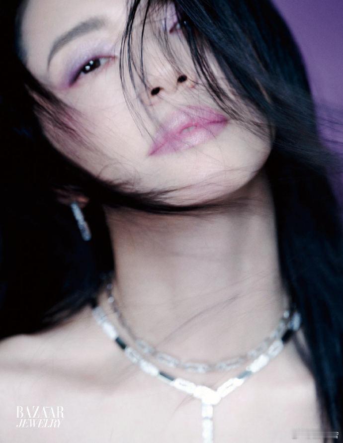 姚晨紫色果然很有韵味  姚晨这组紫色调写真，紫色背景与妆容交相辉映，眼影似流动的