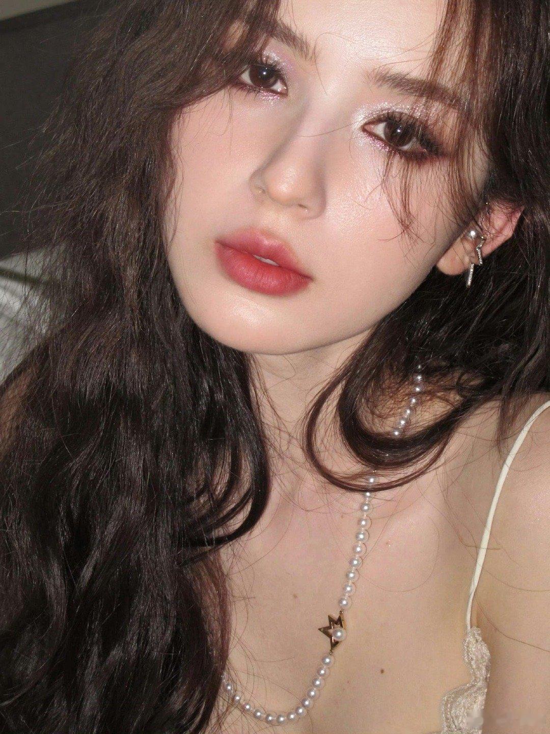 哈妮克孜意式美人 被哈妮克孜的米兰造型点亮！纯净白裙与飘逸卷发，演绎极致意式优雅