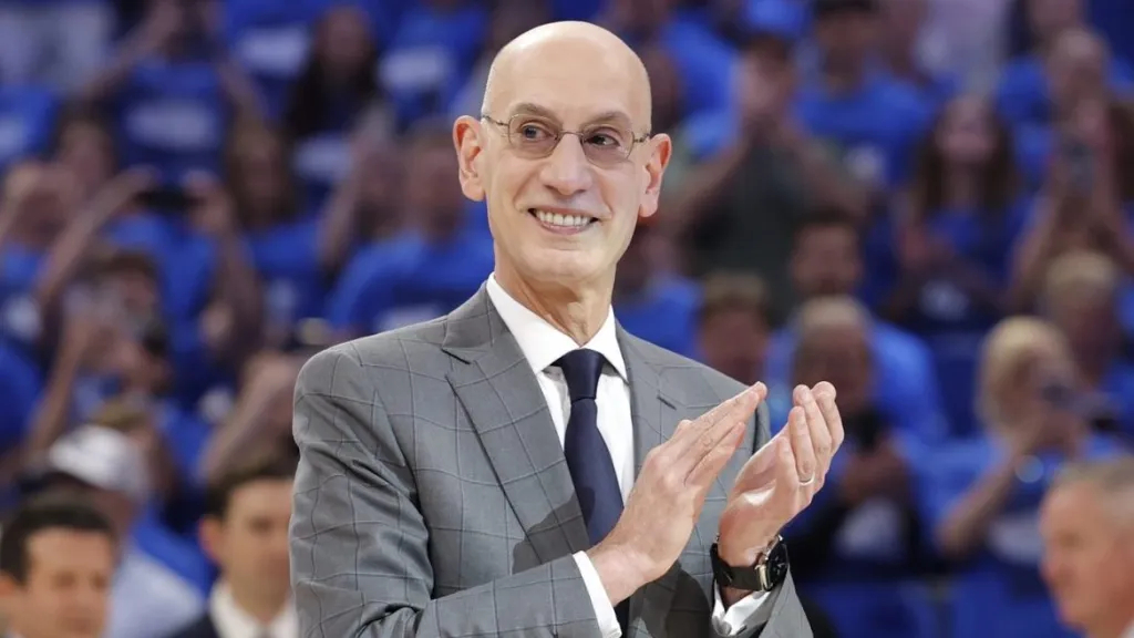 #NBA未来将引入鹰眼系统#  NBA总裁亚当-萧华在参加节目时透露，NBA未来