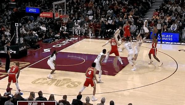 快船团队配合很棒，没有哈登伦纳德组织，保罗蹲底角



快船打出漂亮团队配合，这