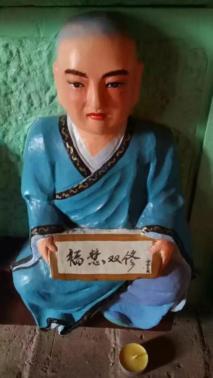 世人执于炉烟供佛，却不知香不在外，而在自心。南怀瑾先生言：真正的供养，是心香一瓣