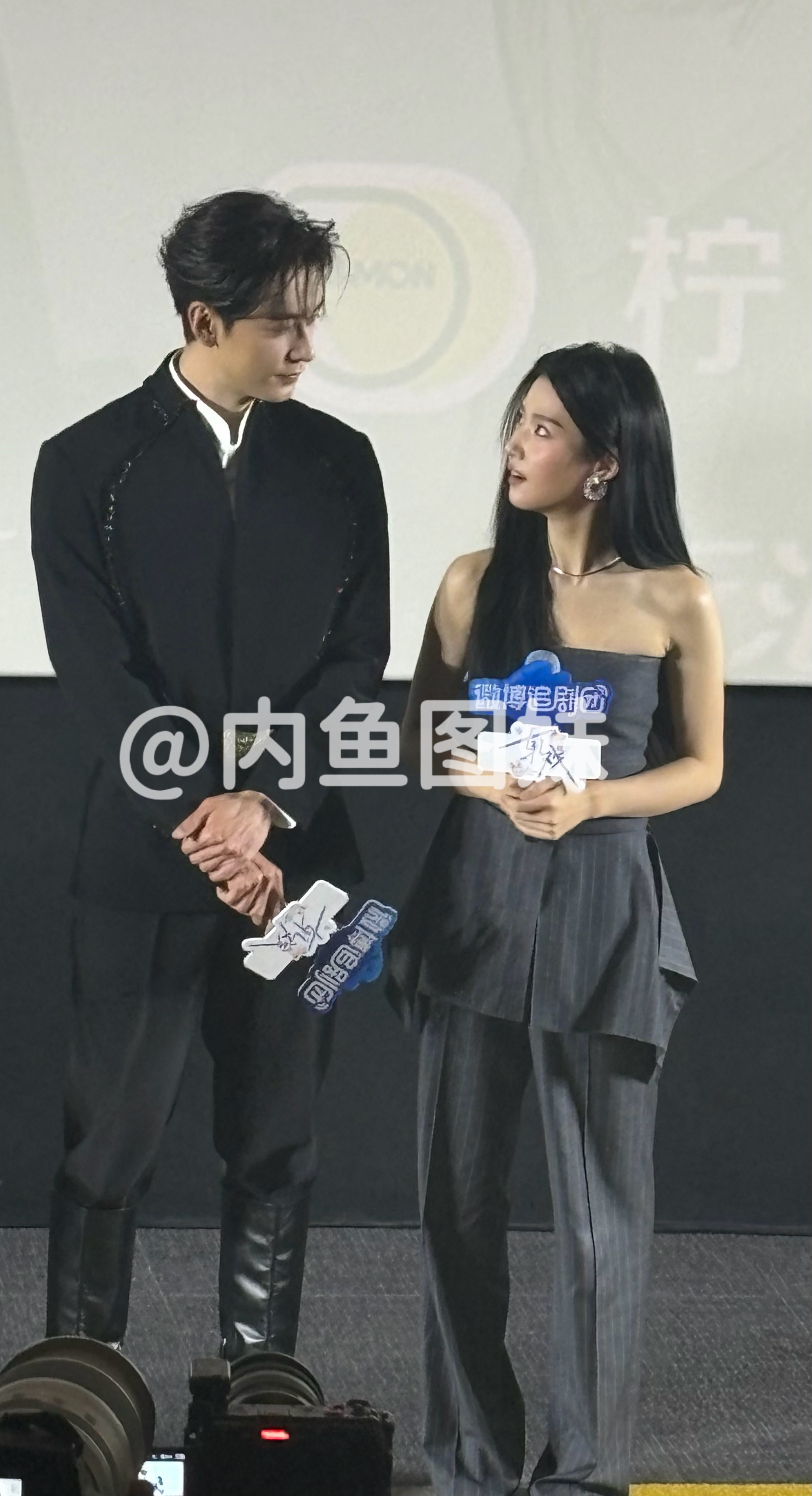 剧集轧戏  《轧戏》陈星旭、卢昱晓，俩人对视还挺甜～陈星旭卢昱晓