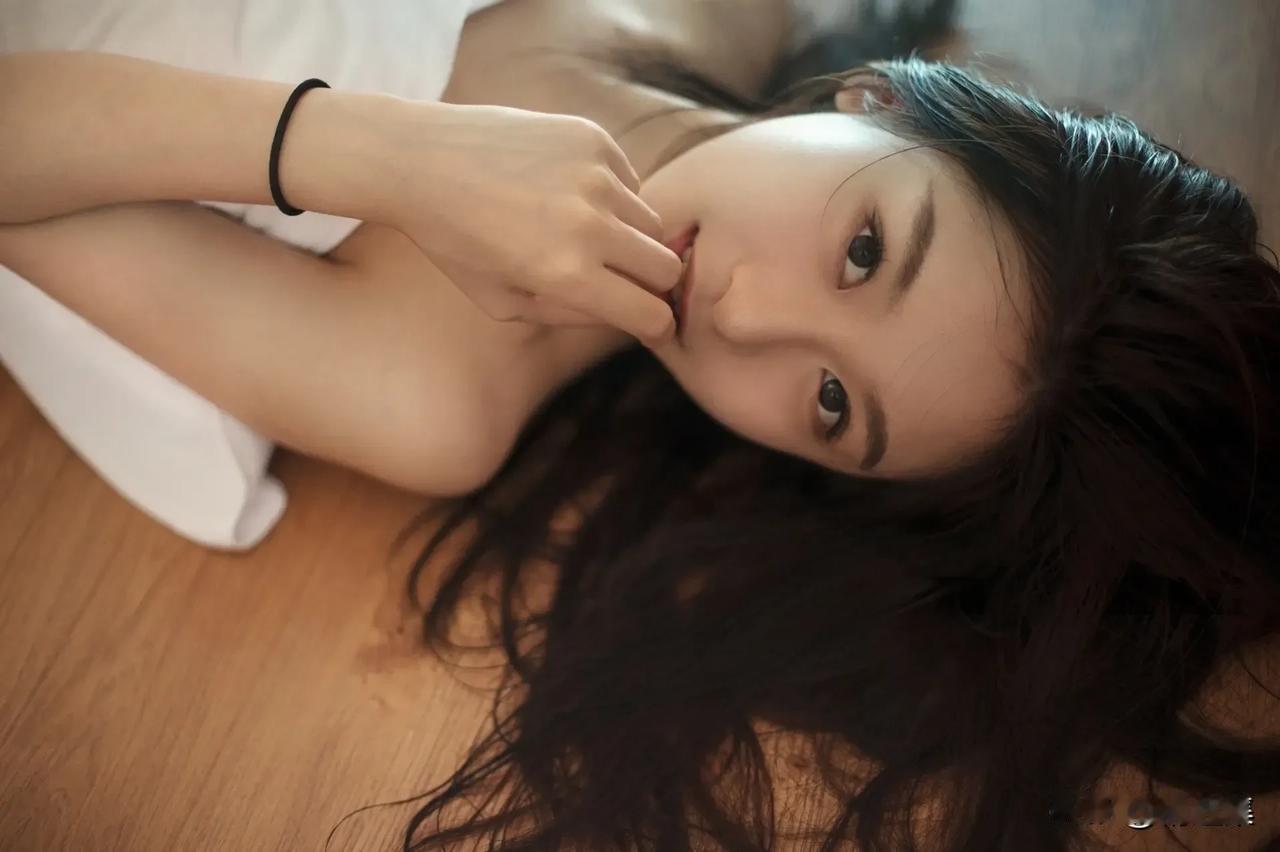 慵懒午后，阳光洒落，少女沉思的瞬间。