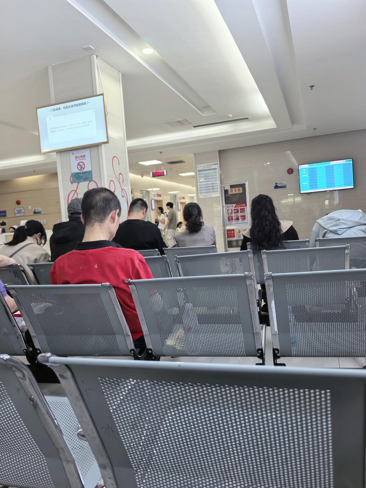 【看病难】医院就诊，几十个患者等待就诊，有五个诊室，但只有一个诊室有医生值班，其