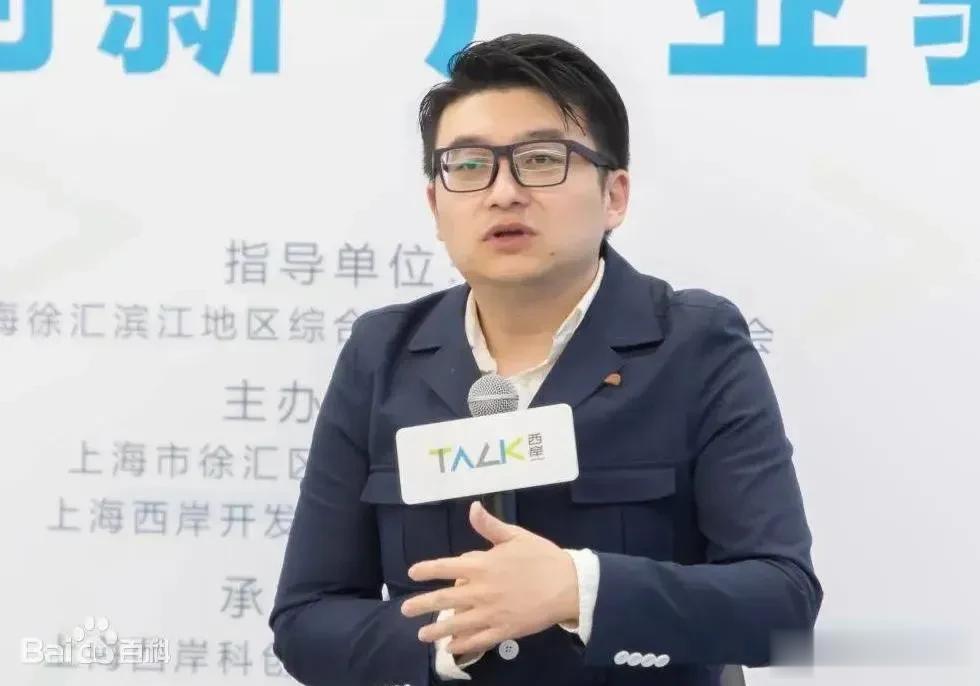 这个人毫不掩饰地跪舔美国！

清华大学教授于洋问：中国要接受美国的领导地位，首先