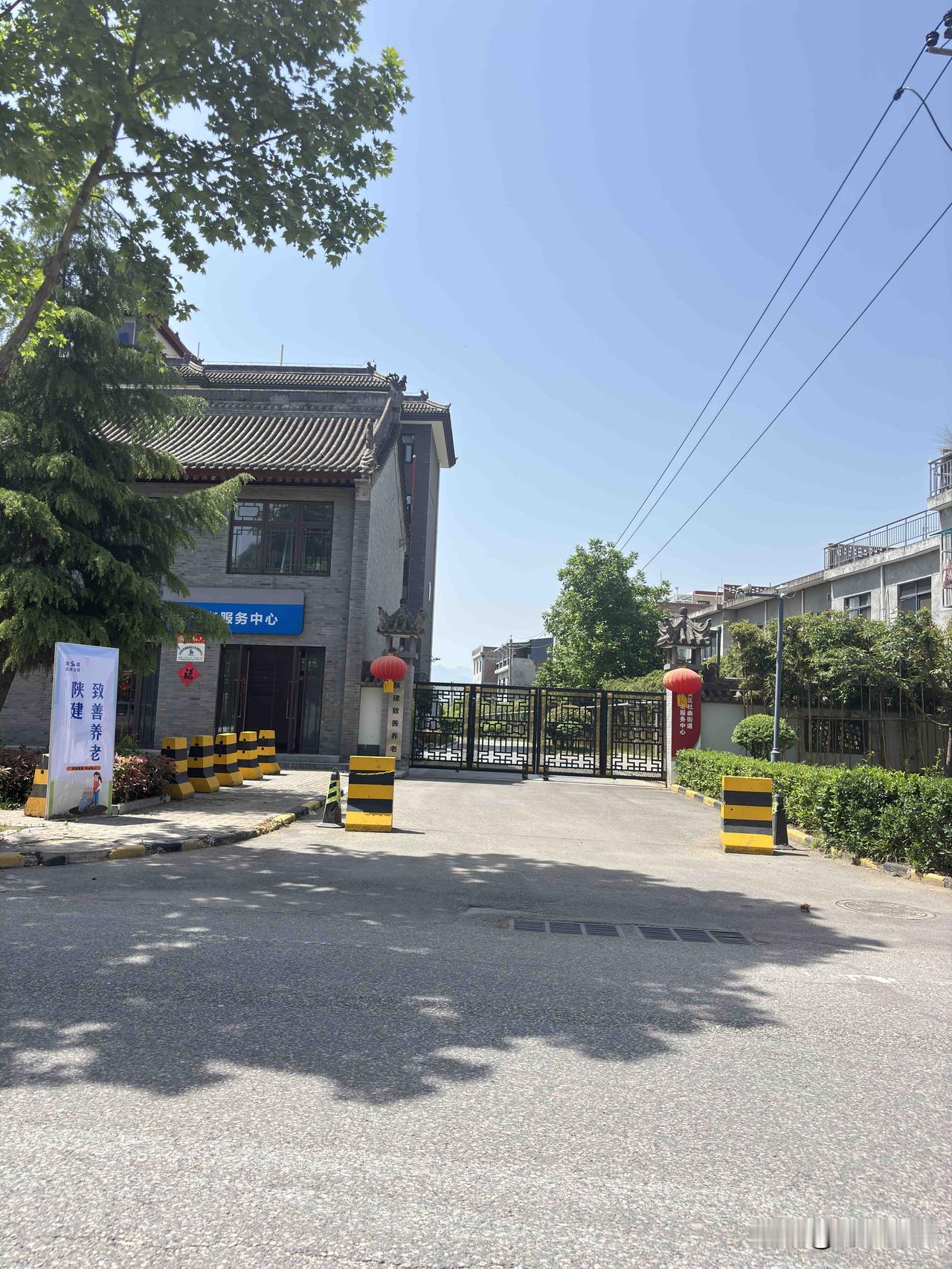 西安长安区新村的仿古建筑群，看着挺漂亮的，看到还有养老中心，这个房子是给附近的村