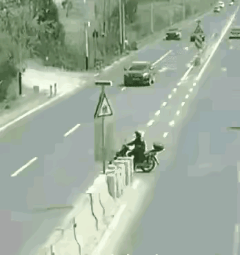 两辆摩托车跟这小车有深仇大恨吗。
好象同时向小车发起攻击，跟商量好的一样
同时开