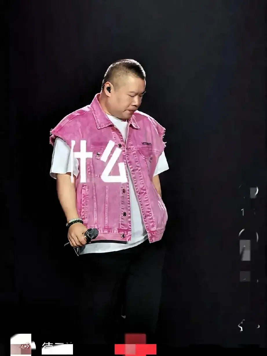 岳云鹏演唱会圆满成功，观众热情高涨，演唱曲目众多，现场氛围热烈。师傅郭德纲及德云