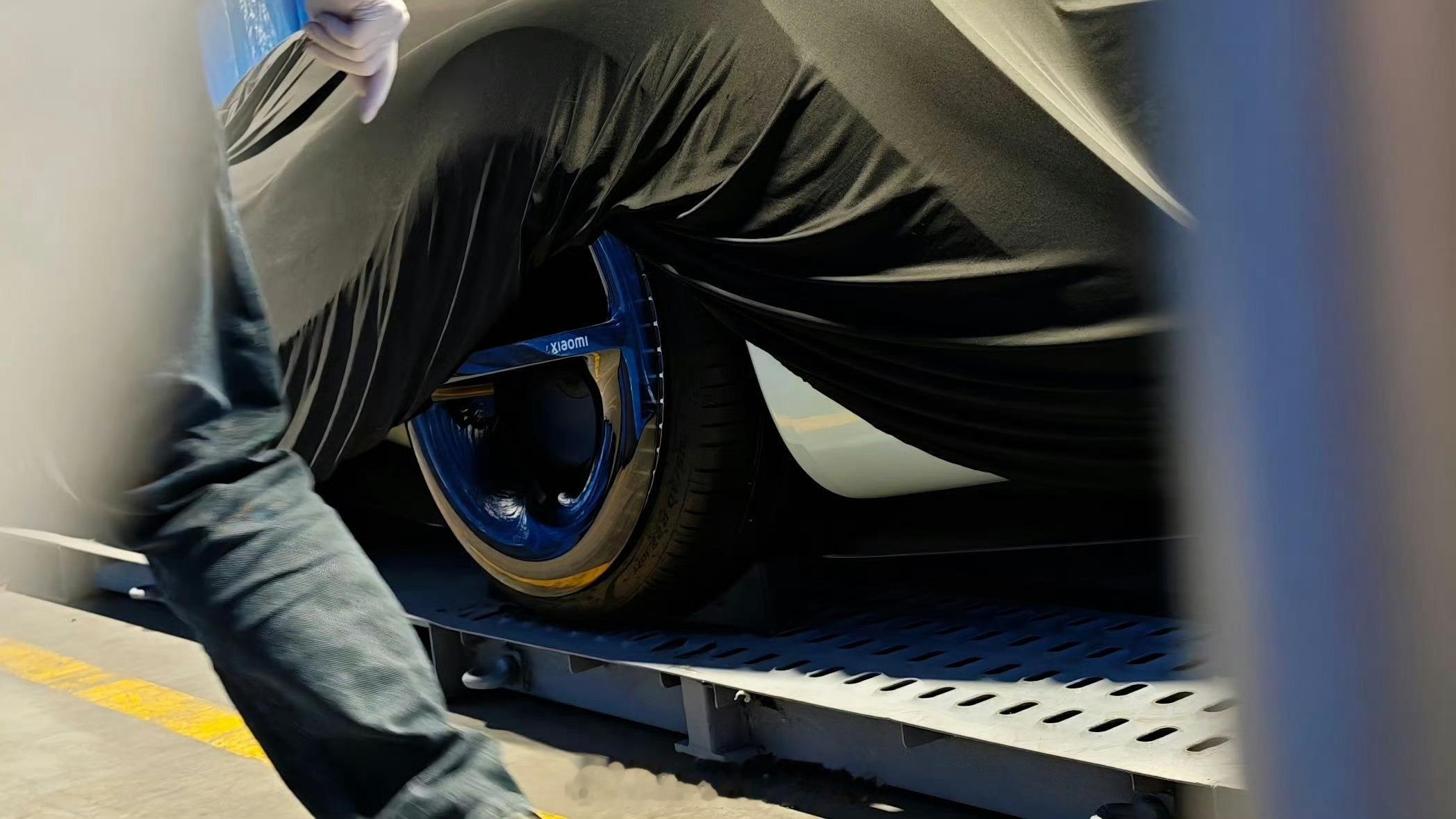 海外曝光小米神秘新车 小米神秘新车的近距离实拍图流出，看这阵仗感觉是台超酷的概念