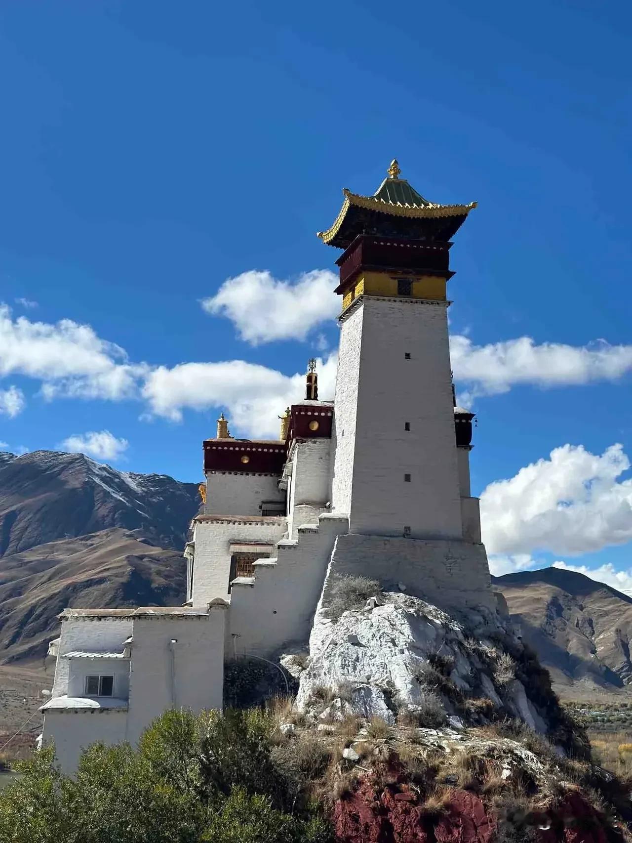 雍布拉康
藏地第一座宫殿，从松赞干布与文成公主的足迹，到历代信徒的虔诚叩拜。
无