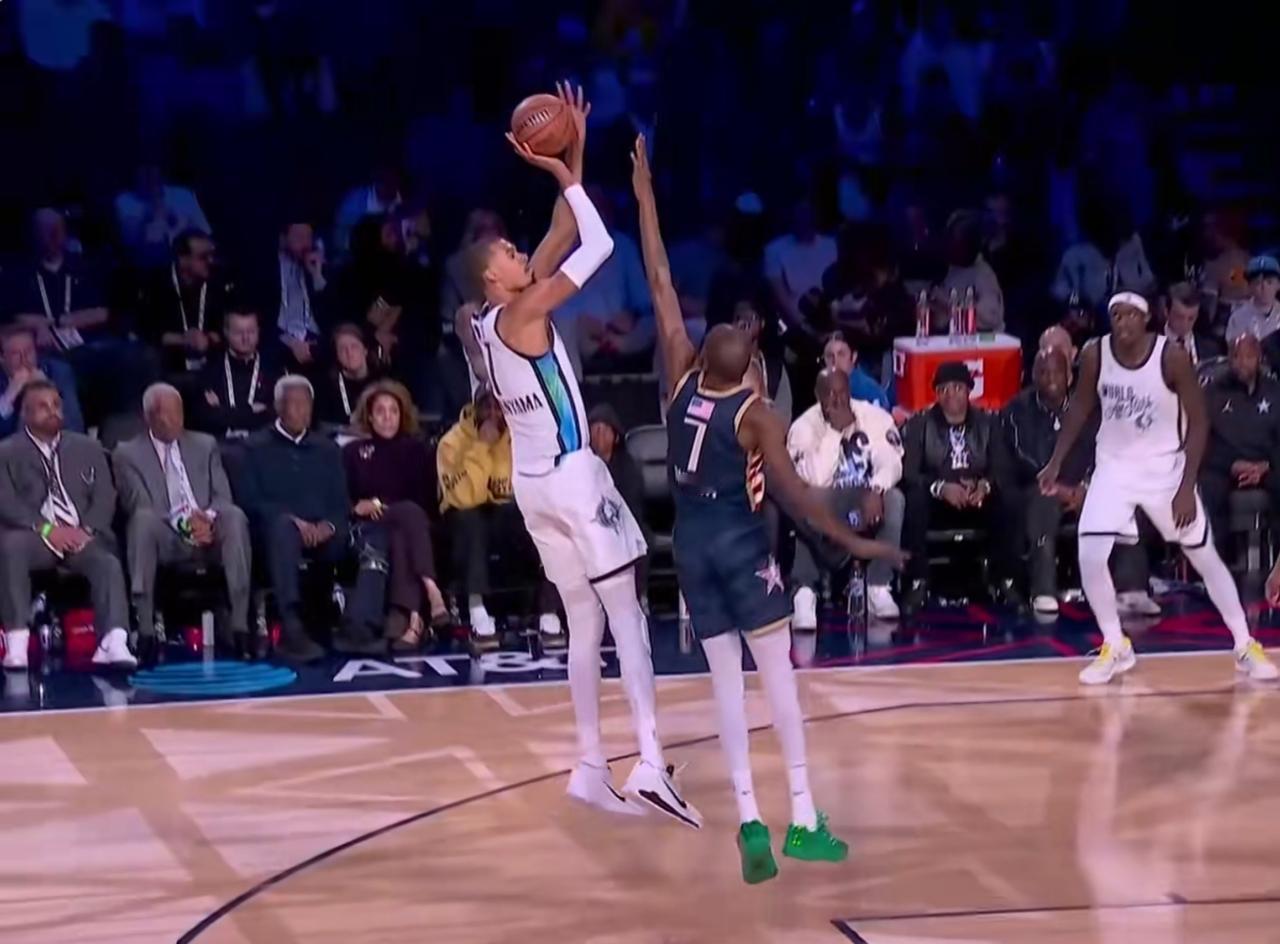 太高了！杜兰特全力封盖只能碰到文班亚马的手腕！

在全明星赛中出现了一个让全场观