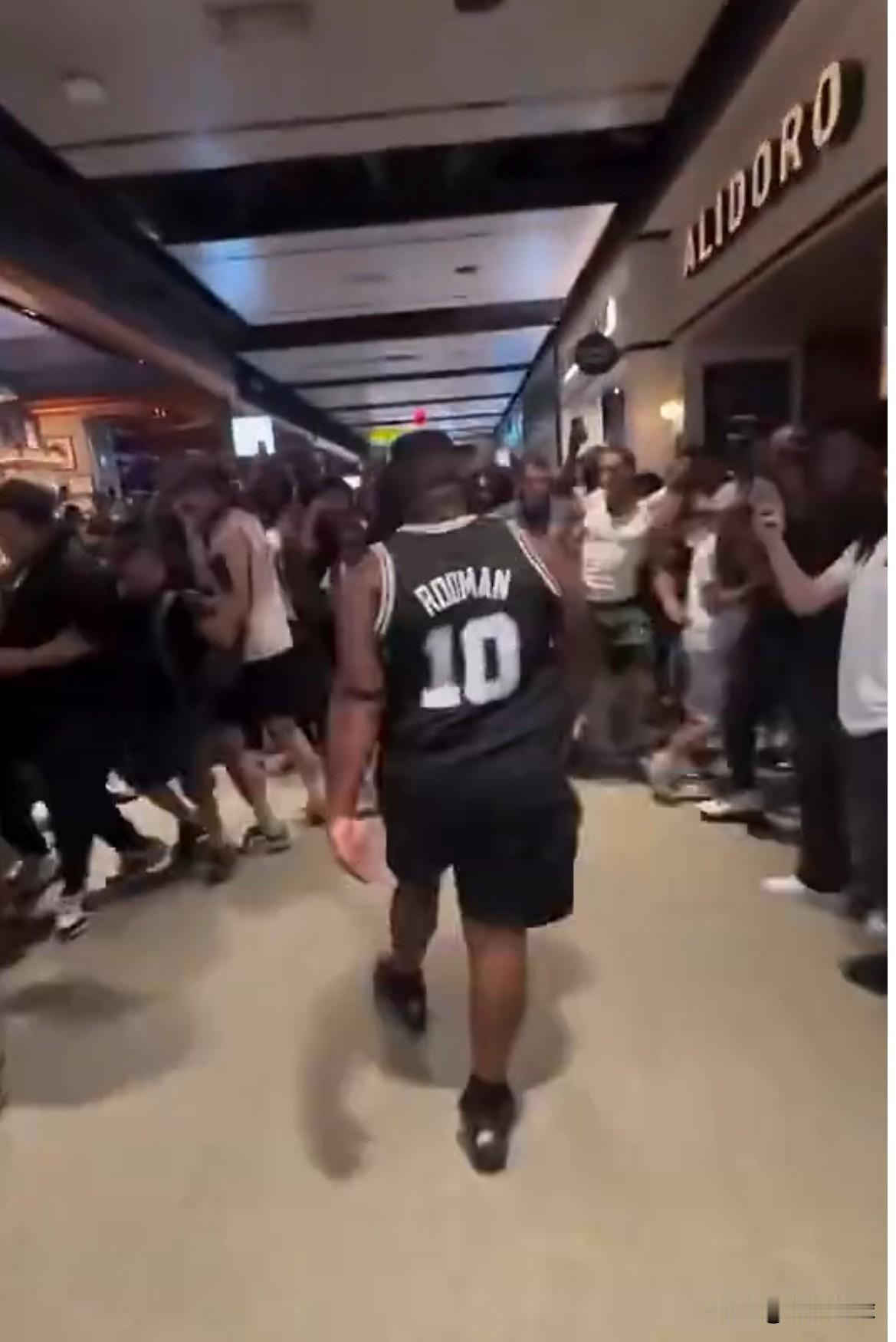 虽千万人吾往矣！NBA总决赛以纽约尼克斯4-1击败圣安东尼奥马刺队结束。整个系列