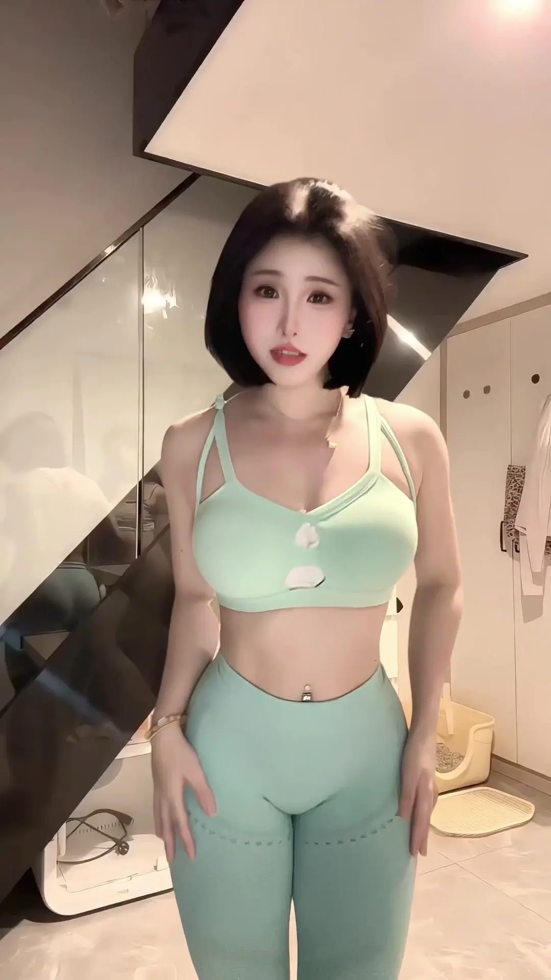 ✨。👯‍♀️最近被问爆的瑜伽裤穿搭来了！穿上这个包带感的瑜伽裤，跟着...