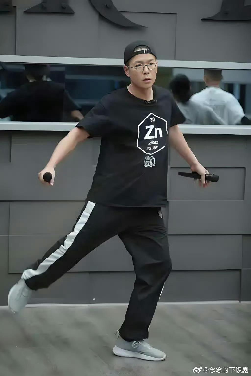 林晓峰一秒抵达披哥录制现场 谁还惦记着第一季大湾区哥哥啊！林晓峰的声音超有质感，