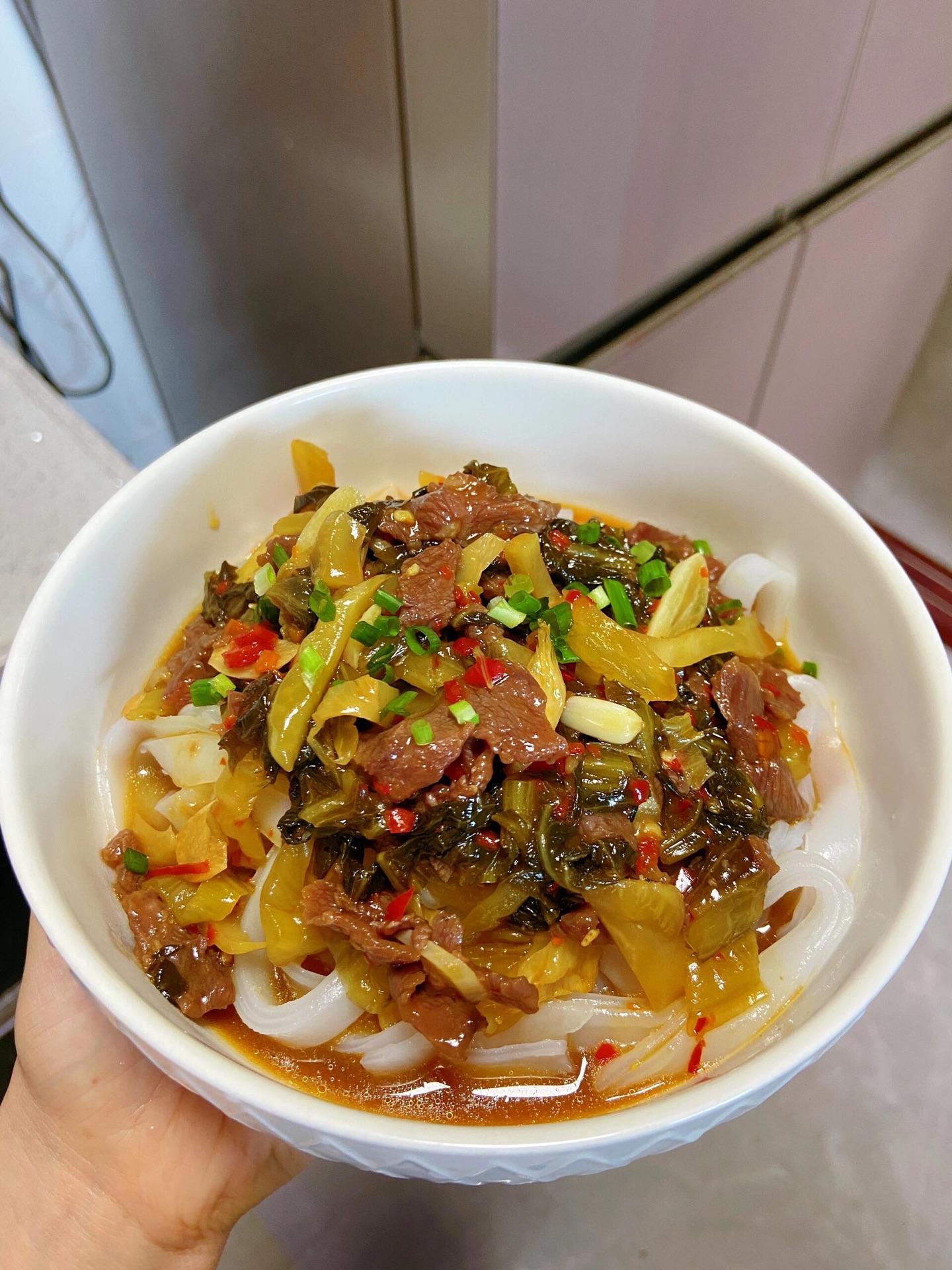 在家做出来超香的。强烈推荐你们试试这碗粉，真的巨巨巨开胃，太适合 夏天...