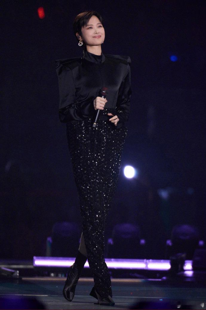 李宇春回春天迎接2026 当《回春天》的前奏在演唱会现场响起，李宇春独特的嗓音便