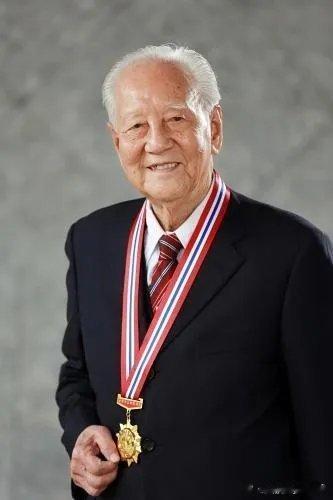请别吝啬你们手中的赞，他才是中国最璀璨的“明星”黄旭华，1926年出生，广东汕尾