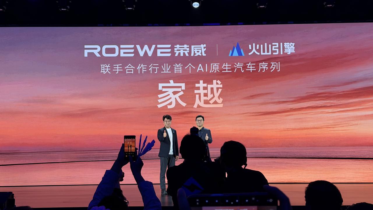 按照今天荣威家悦系列发布会的说法，拥有原生荣威家越能将2000多个硬件接口全开放