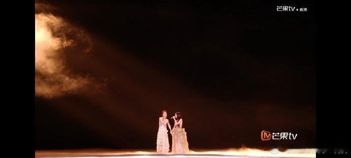 安崎张月泪桥好听安崎爆发力配上张月温柔声线，合唱泪桥直接刷新我对二人的认知。安崎