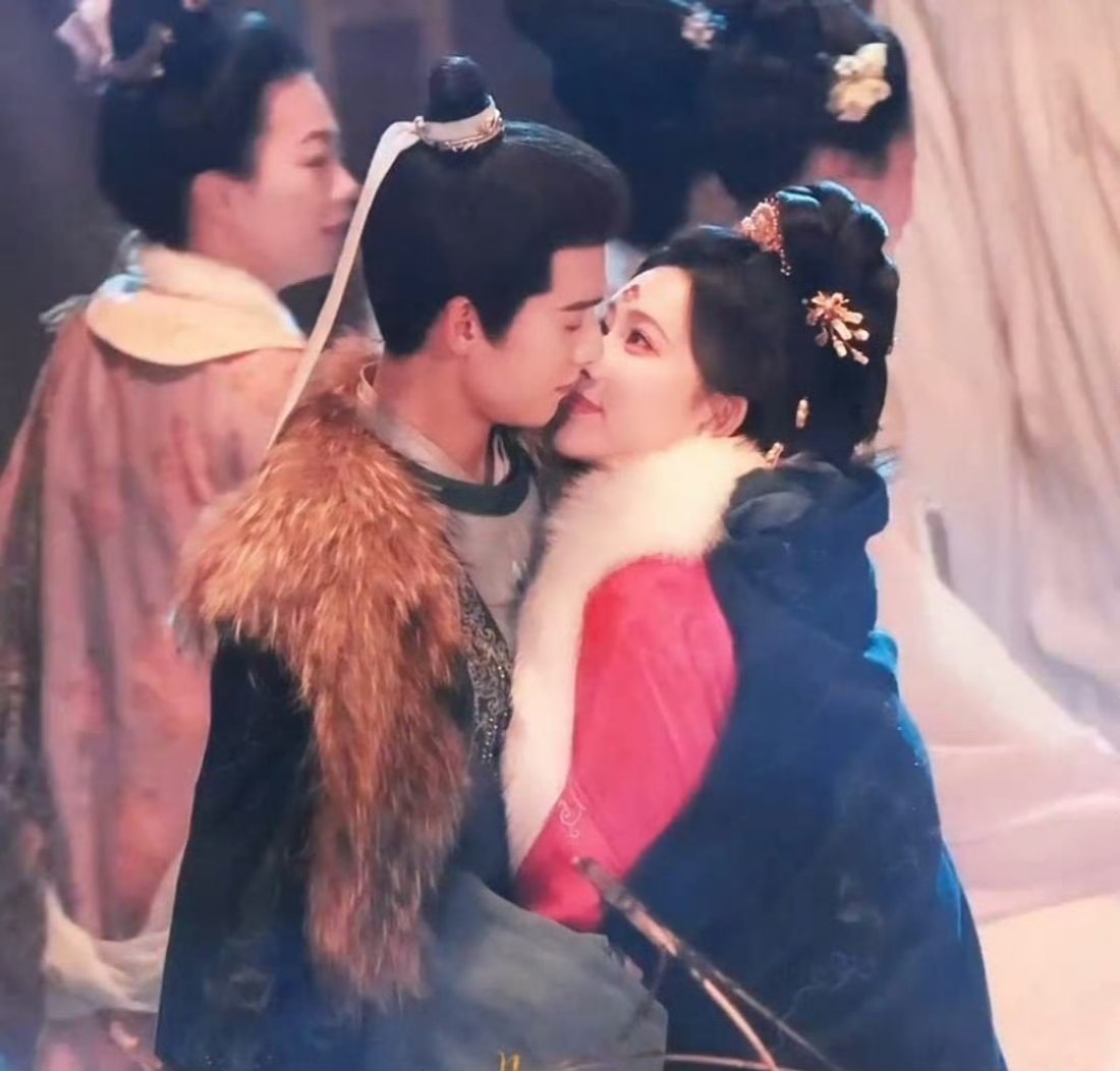 昀牵孟绕就这么亲上了我不行了这么甜的互动！！今天晚上不用吃饭了