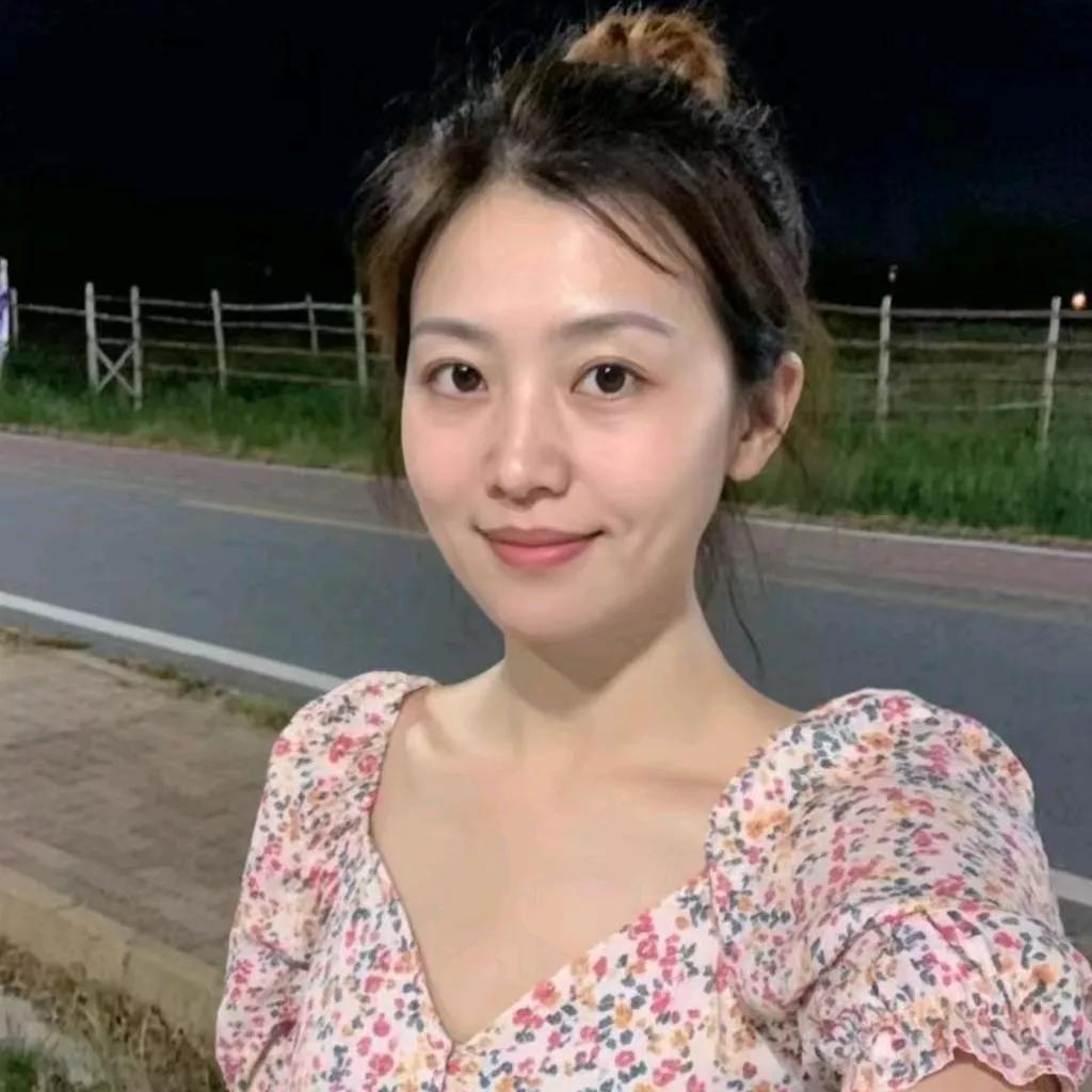 夜幕下的微笑，粉花碎影，自然之美甜美微笑写真 知性微笑动景 清透微笑图 粉裙微笑