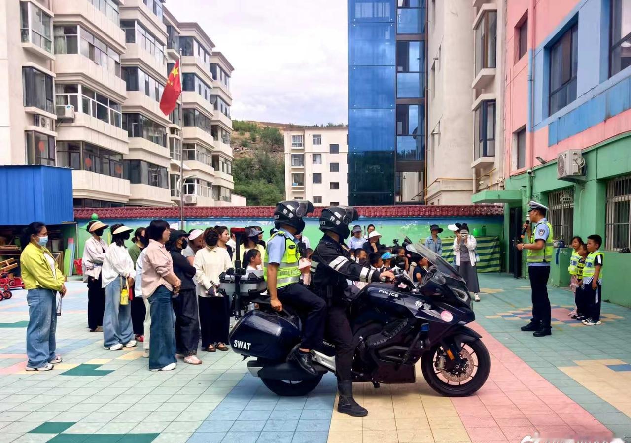 安全“童”行——横山交警联合公安铁骑带领萌娃学安全】知危险 会避险
     “