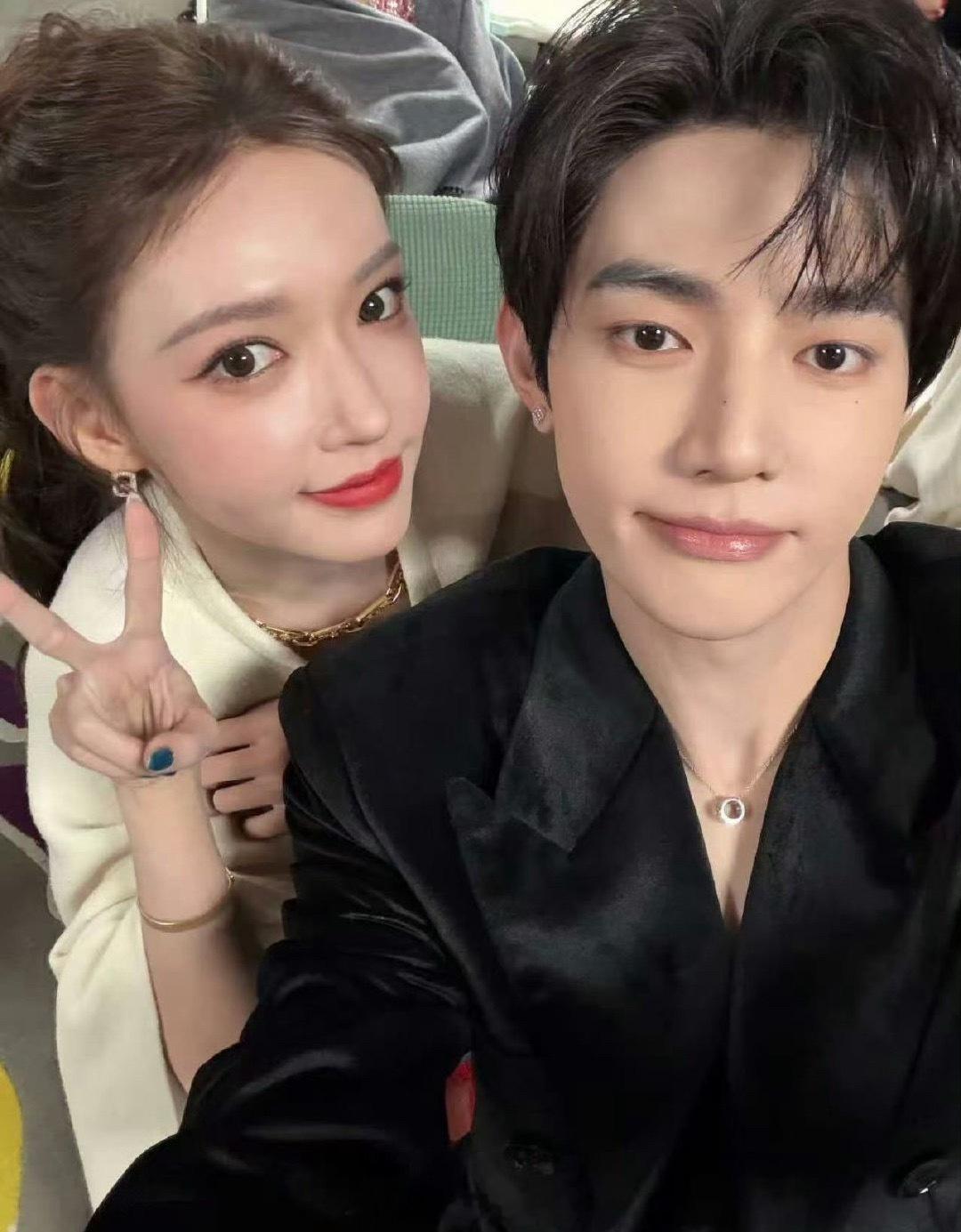 章昊和汪苏泷、王一博、程潇在 微博之夜 后台合影章昊内娱第一课王一博救场