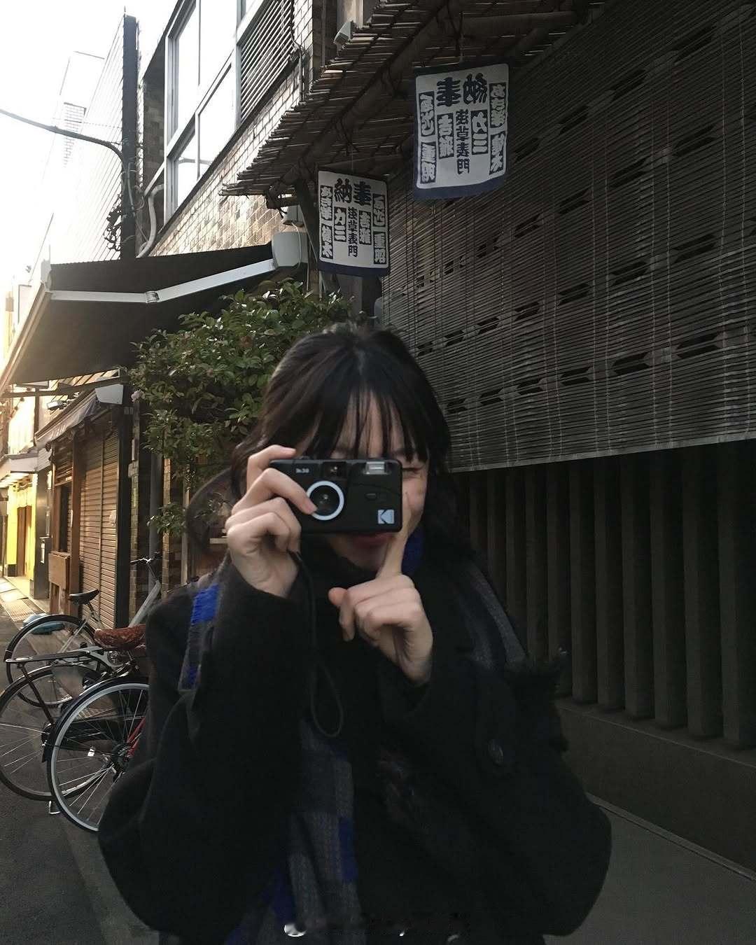 ins博主 aneunbn | 自带胶片滤镜的慵懒猫系女孩 