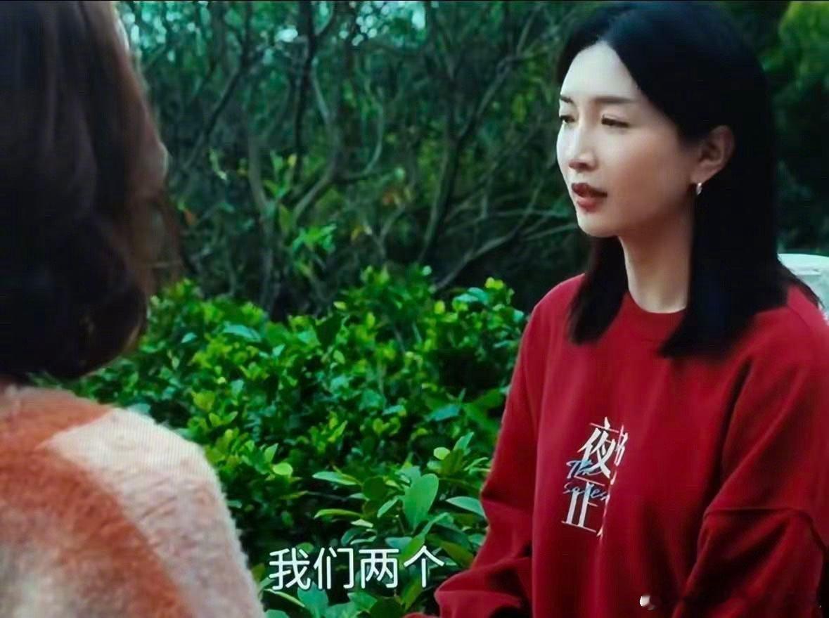 江疏影怎么把剧名穿身上了 夜色正浓，抉择正酣。江疏影一件卫衣道尽心事，职场穿搭秒