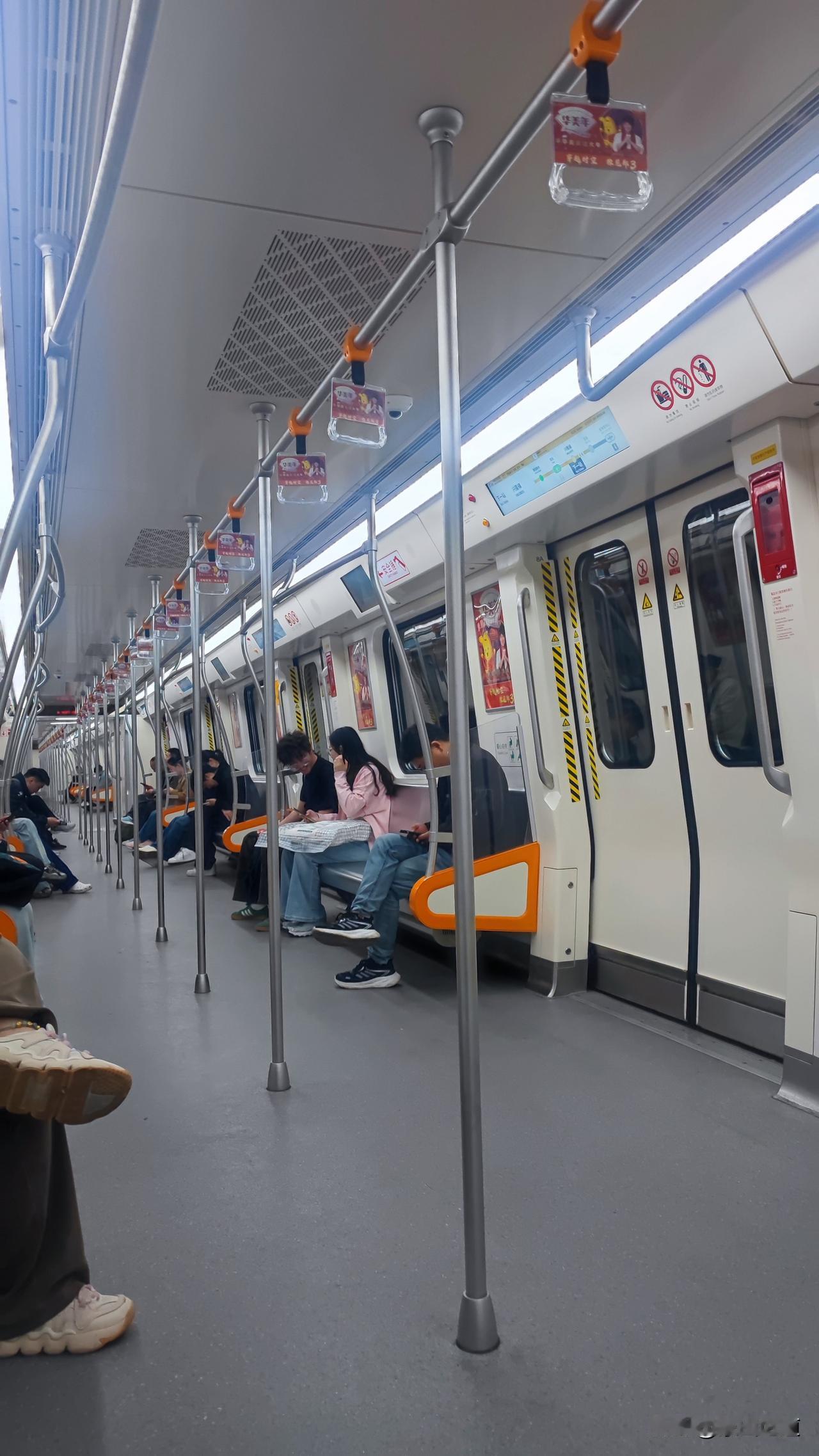 晒出你的本地生活 4月13日18:10左右，我搭乘郑州地铁3号线，从省体育中心前