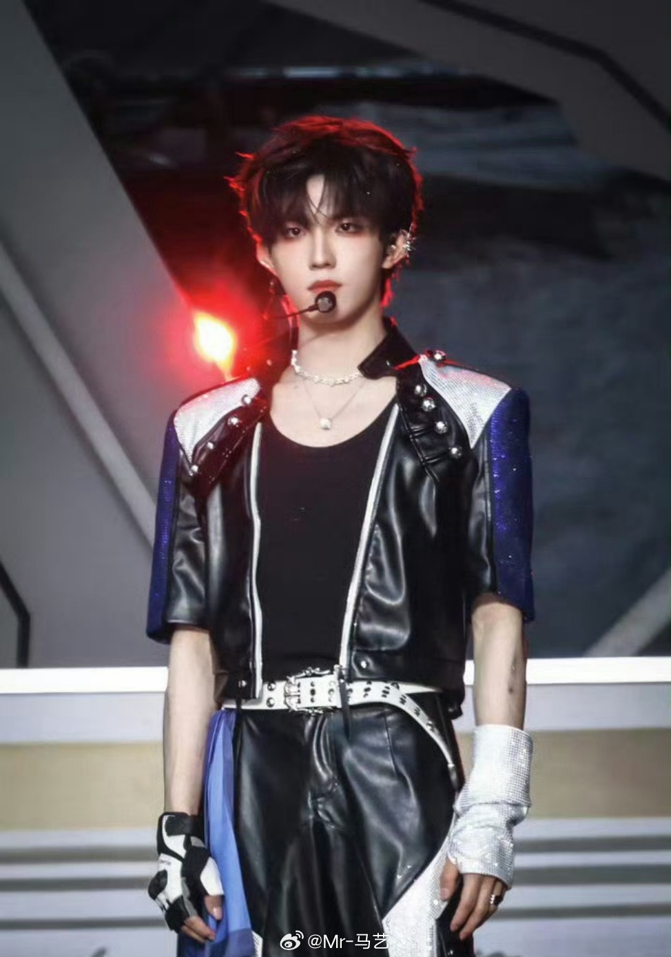 今天青岛开开演唱会的有TOP登录少年团，天王谢霆锋，大家都去看谁的演唱会了