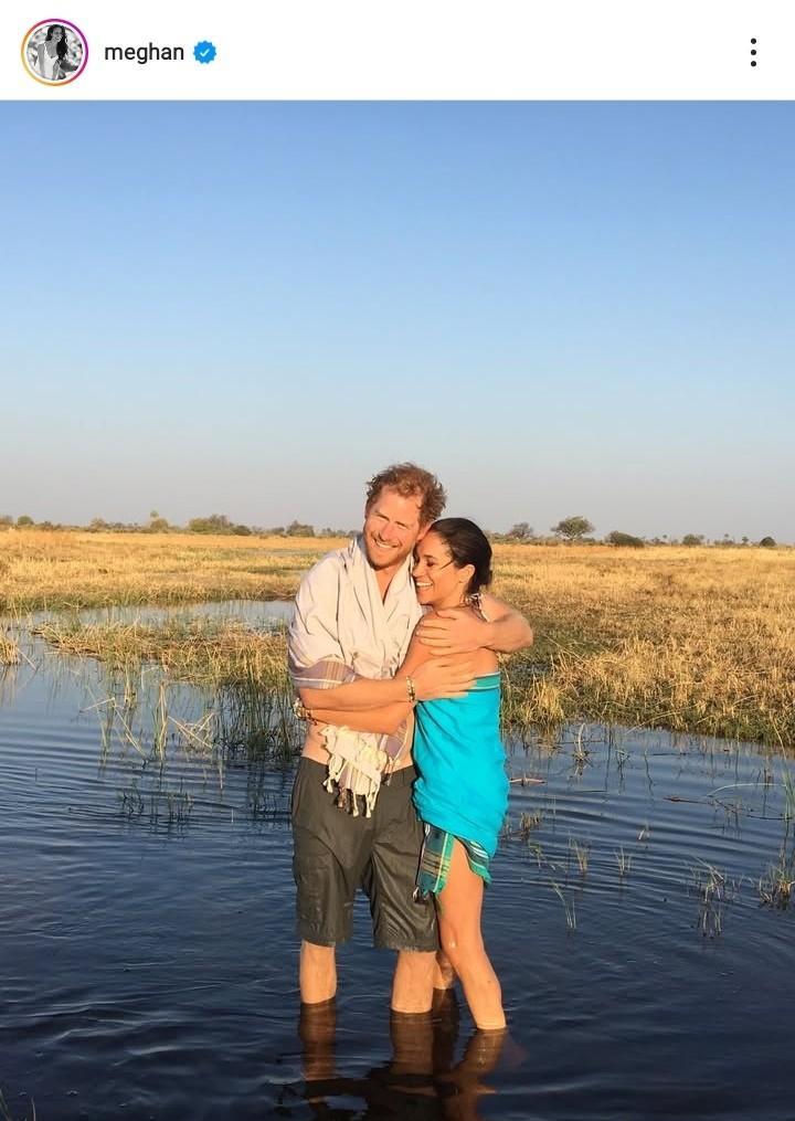 10年了，还在热搜上谈恋爱，这本身就很反常。
你发现没？
这对夫妻每次上新闻，永