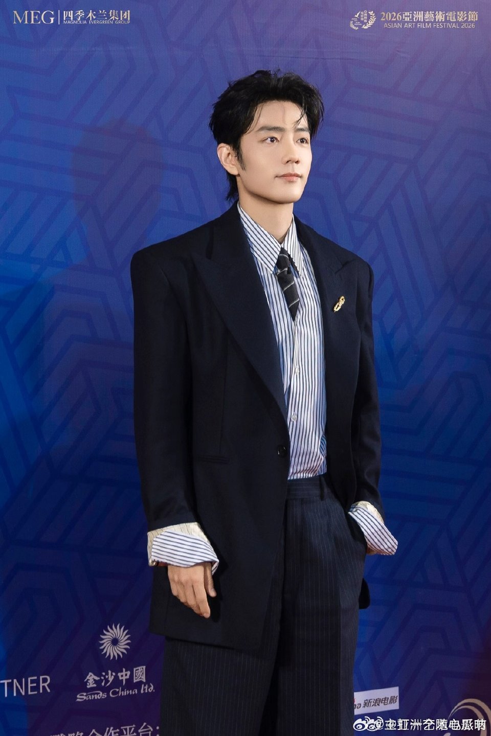 肖战2026亚洲艺术电影节金海燕奖最佳男主角奖官方出图，真帅啊，巨星闪闪发光的存