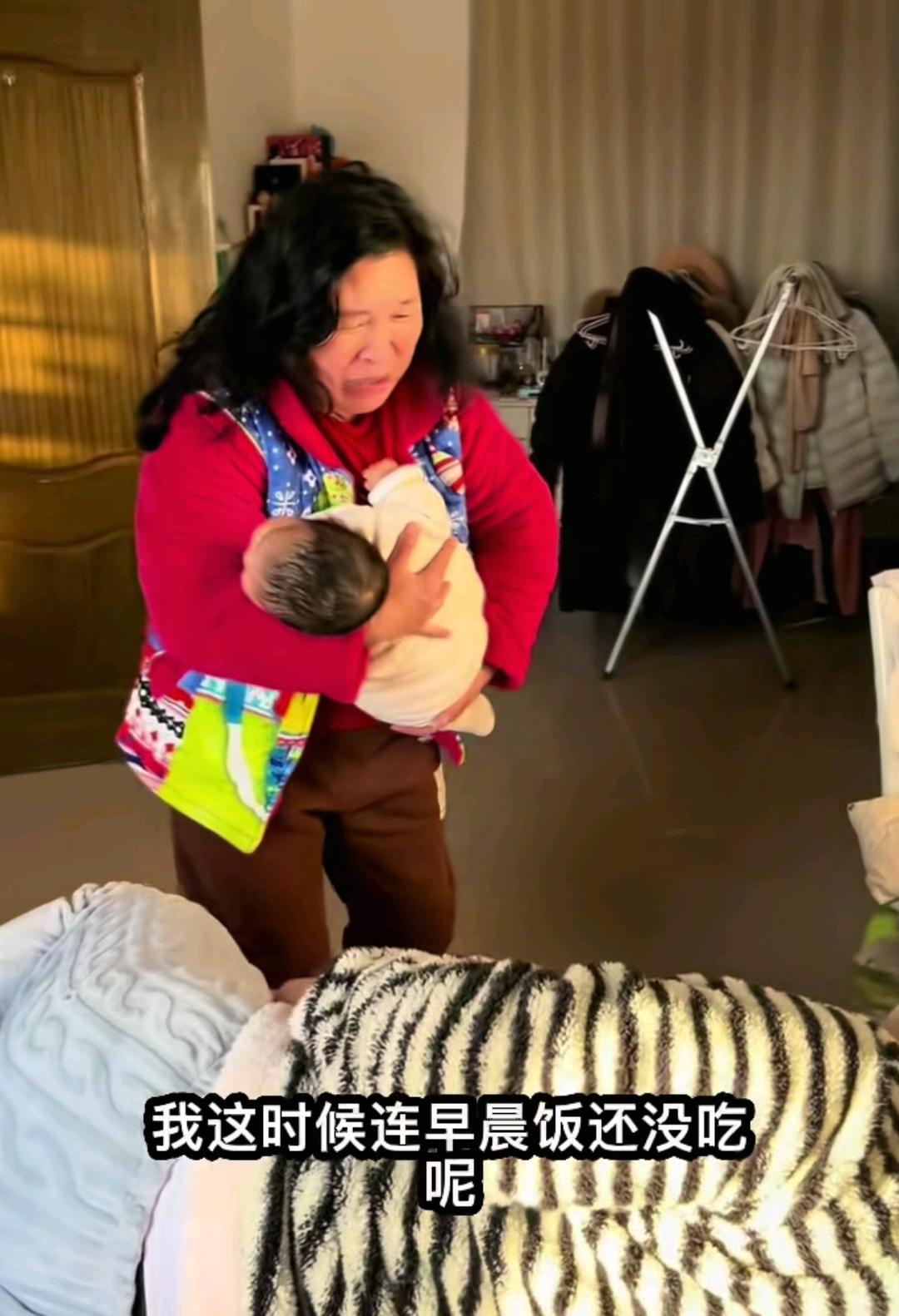 生个孩子吧，生了我给嫩管。好的，生了，儿子儿媳全不管孩子，孩子全交给奶奶管。
这